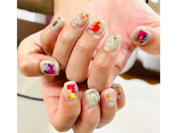 京都市内に店舗を構え、お客様にジェルネイルやネイルケアを行っています。近年では自宅でセルフネイルをされる方も増えているので、そんな方に向けて正しい知識と安全なネイルアートを楽しむ為にスクールもしています。